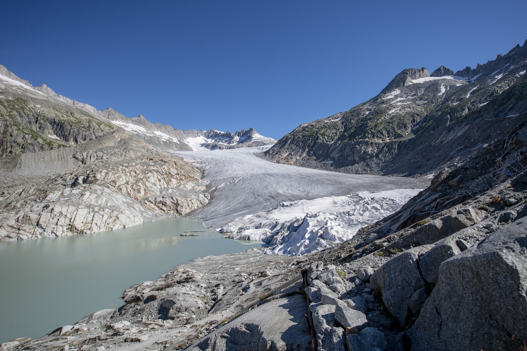 Les glaciers se transforment en lacs alpins.