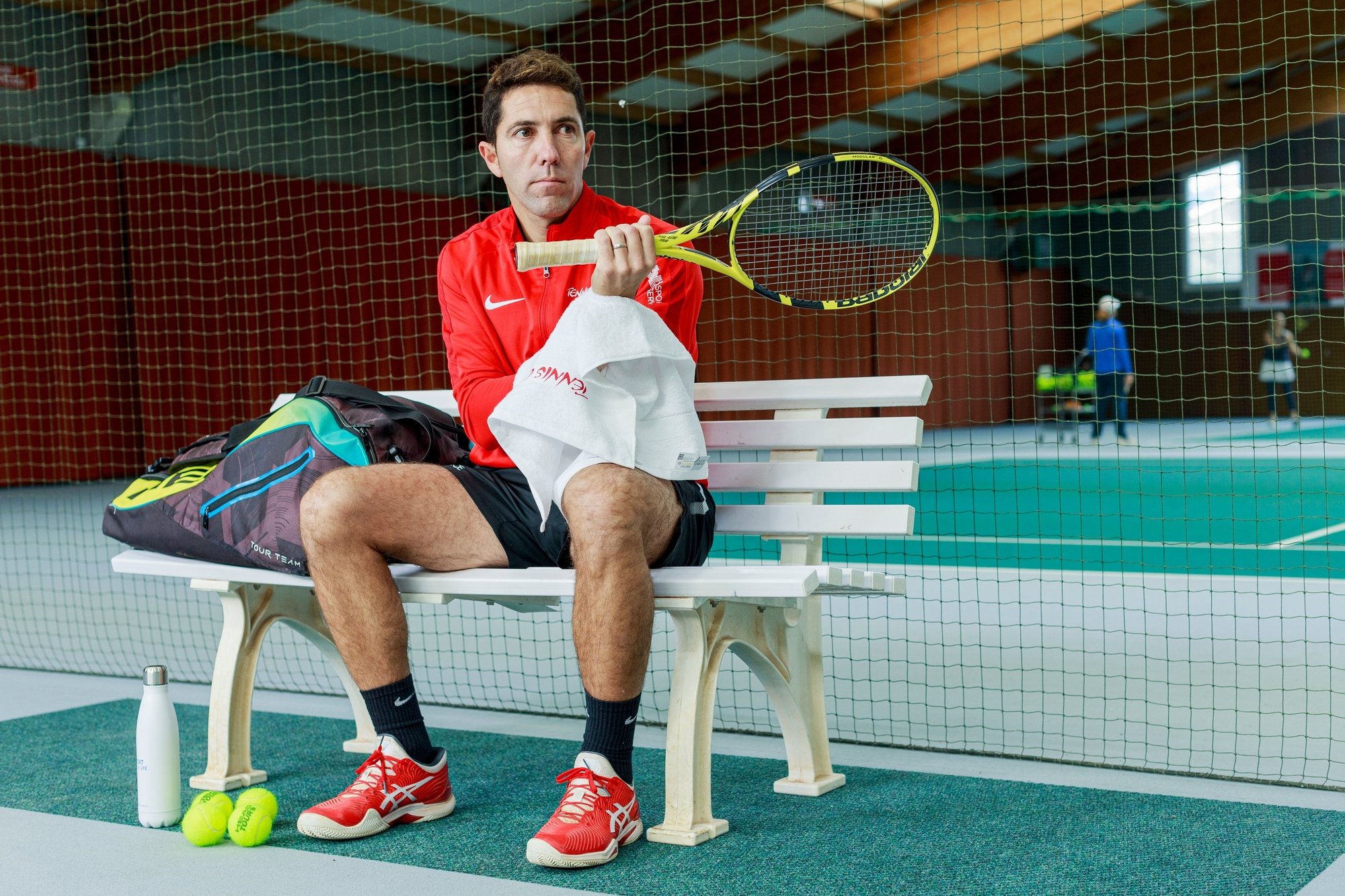 Israel Perez, responsable de l'école du Tennis Club de Nyon, pose toujours son sac à sa droite "pour se repérer sur le terrain".