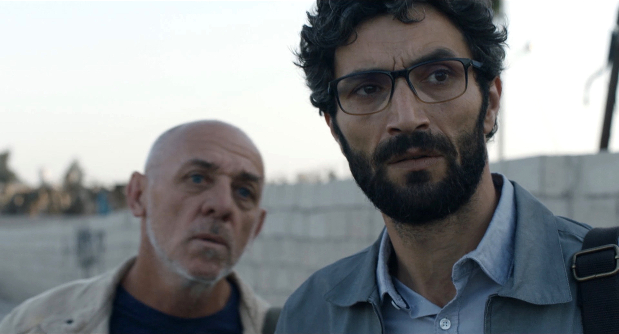 L’acteur palestinien Ziad Bakri incarne un interprète syrien qui ne peut plus retourner dans son pays, sous peine de mort…