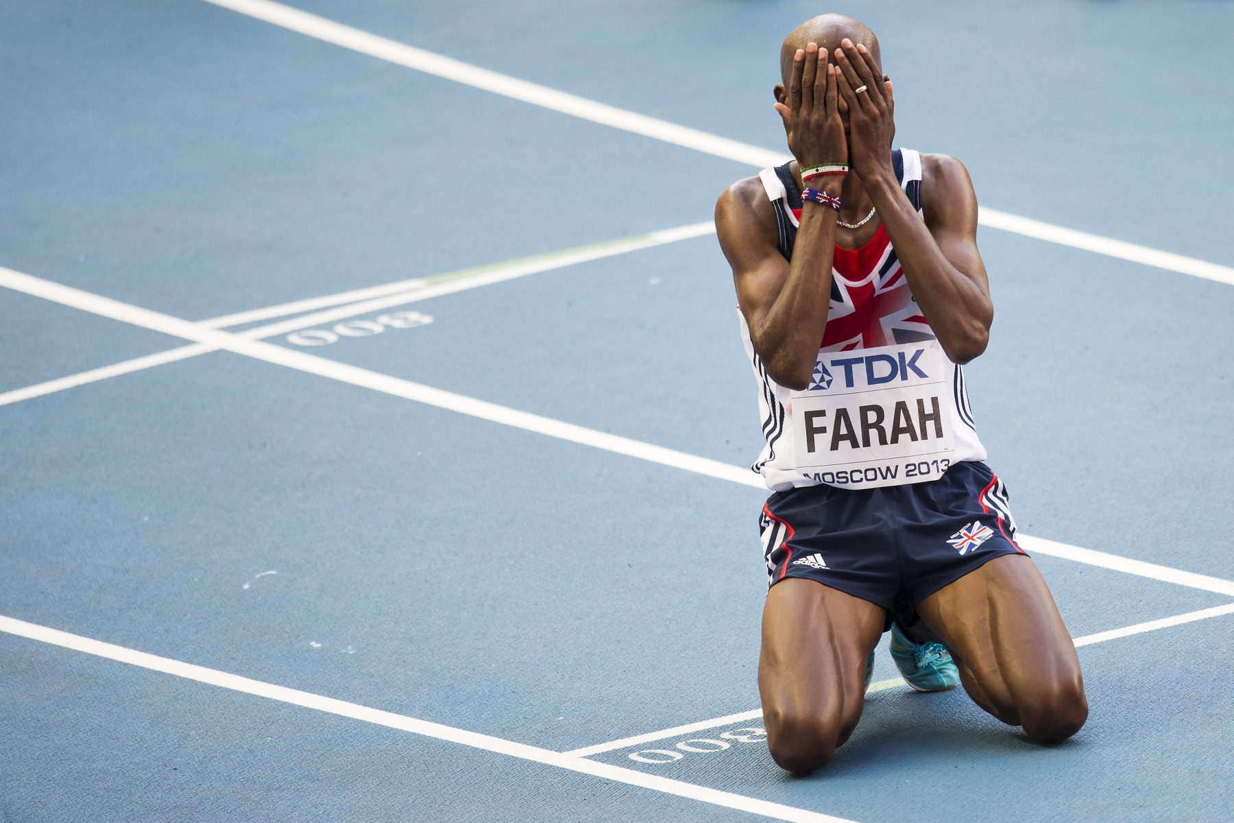 Britain's Mohamed Farah, reacts after he crosses the finish line to won the men's 10000 metres final race during the IAAF World Athletics Championships at the Luzhniki stadium in Moscow, Russia, Saturday, August 10, 2013. (KEYSTONE/Jean-Christophe Bott)