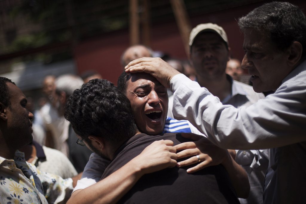 Un Egyptien pleure la mort de son frère tué à proximité du bâtiment de la Garde républicaine au Caire, en Egypte.