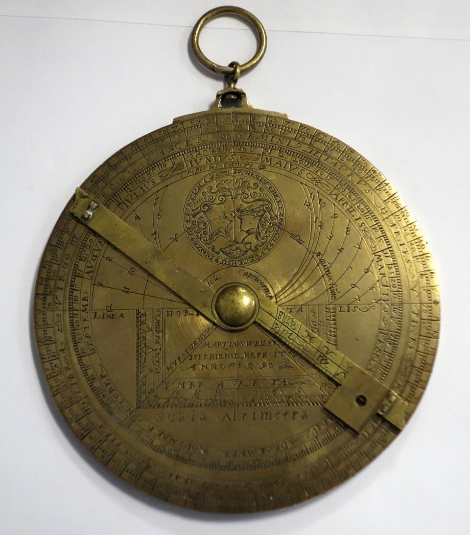 Cet astrolabe a été fabriqué en Allemagne en 1590.