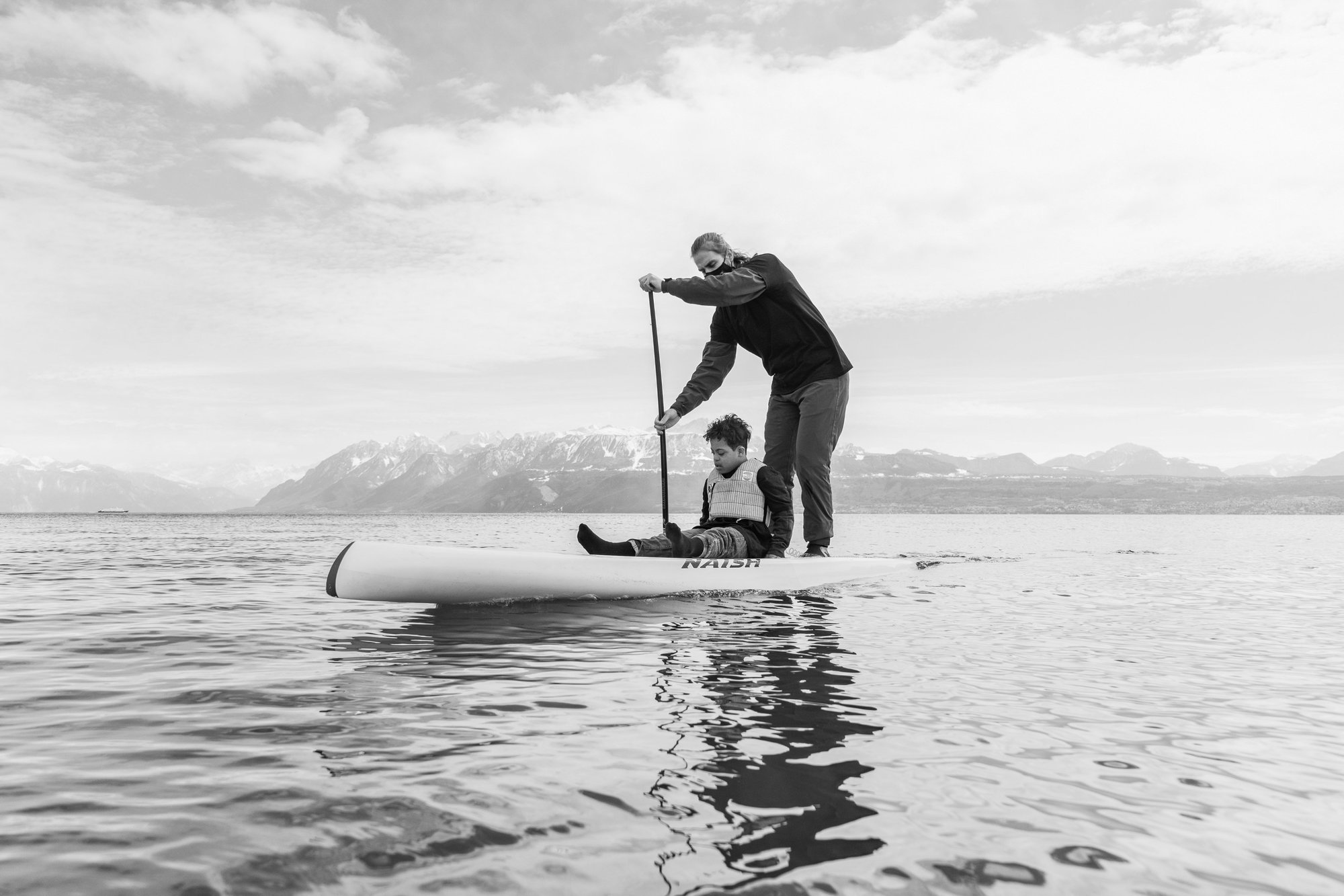 Noah pratique le paddle avec son accompagnant Michel Schnitzbauer. C’est l’une des quatre activités proposées par l’association morgienne Limitless.
