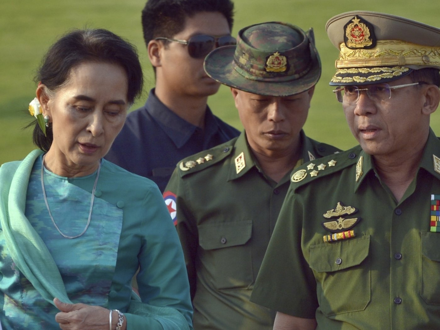 Aung San Suu Kyi (g.) a été condamnée par la junte militaire.