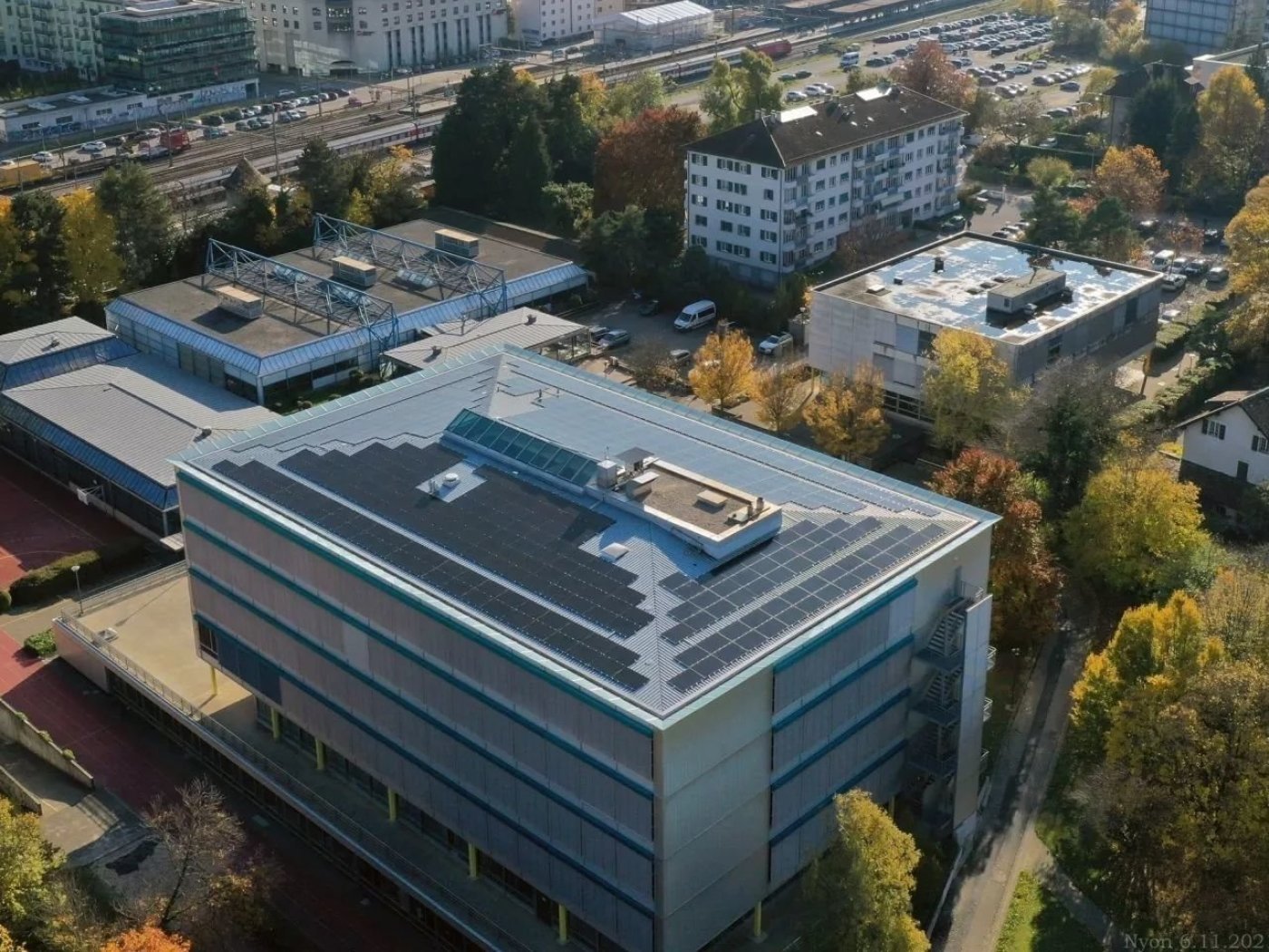 Ecole du Rocher, vue aérienne après la pose des panneaux photovoltaïques en novembre 2021 Photo : Michel Perret