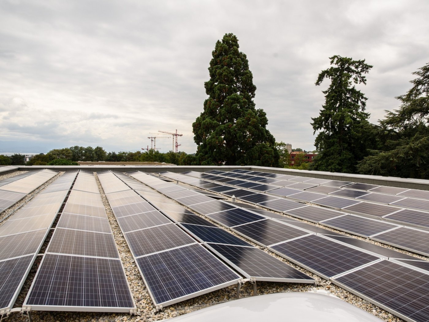 Comme à Beausobre, la Ville crée des centrales solaires sur les toitures plates des bâtiments communaux. Les écologistes souhaitent voir ce type d'initiative se multiplier sur les immeubles privés.