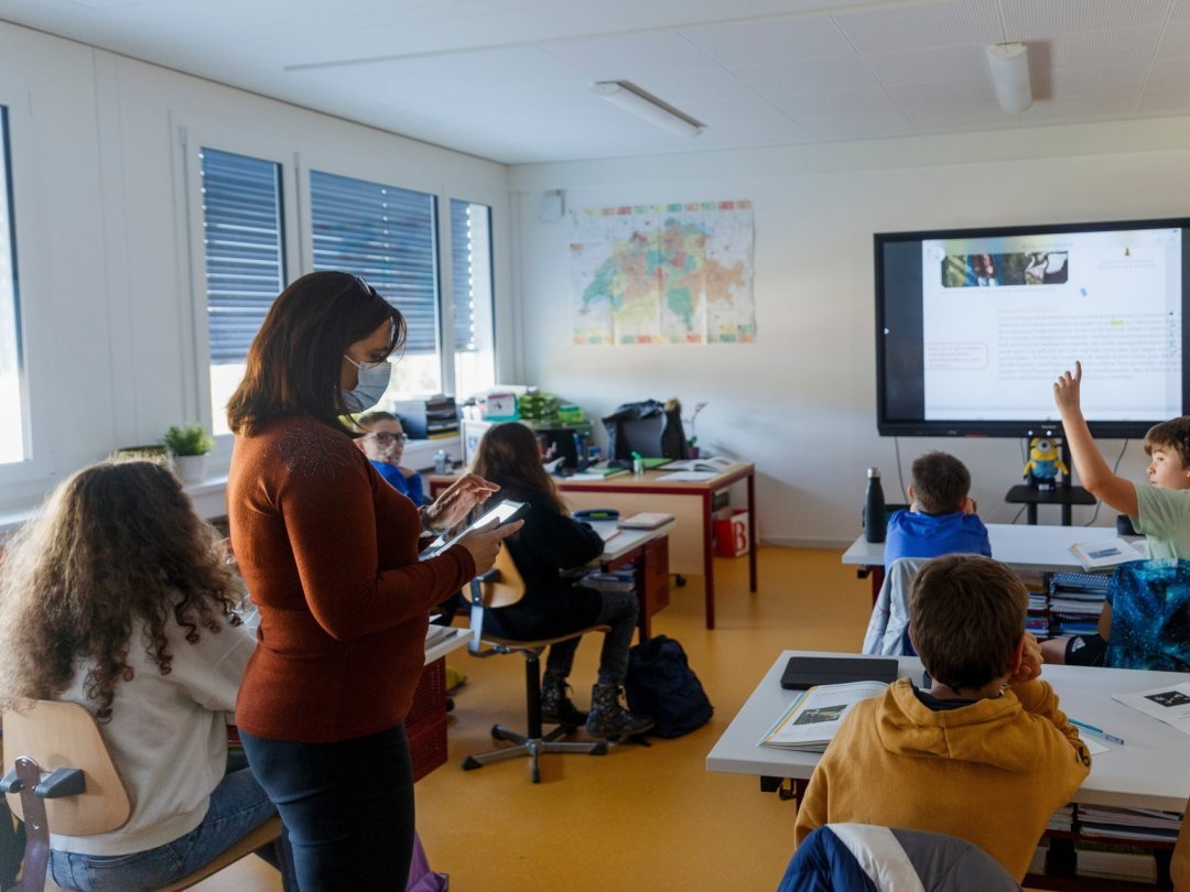 Avec son interactivité déportée, la tablette de l'enseignant change en profondeur la dynamique d'une salle de classe.

(Ces images ont été prises avant la directive du CF sur le port du masque pour les élèves)