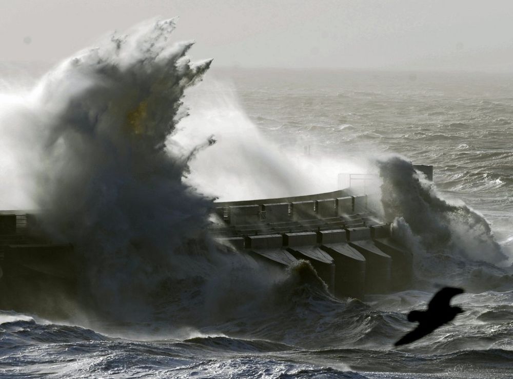 Les services météorologiques ont mis en garde contre de nouvelles inondations, alors qu'une partie du Royaume-Uni a déjà les pieds dans l'eau.