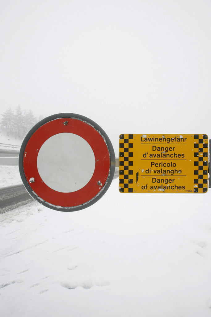 Mehrere Strassenabschnitte in der Zentralschweiz mussten wegen Lawinengefahr und starkem Schneefall gesperrt werden, wie hier zwischen Wassen und Gurtnellen, am Mittwoch 18.Februar 2009.  (KEYSTONE/Urs Flueeler)
