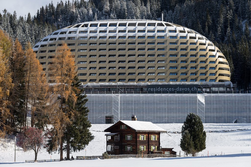Das neue Hotel Inter Continental Residences Davos, aufgenommen am Montag, 11. November 2013. Es soll im Dezember eroeffnet werden. (KEYSTONE/Arno Balzarini)