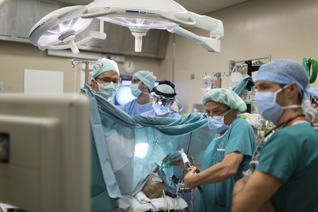 Des mesures ont été prises dans les seize hôpitaux suisses qui pratiquent des opérations à coeur ouvert suite à des cas d'infection ayant évolué en maladie des années après l'intervention.