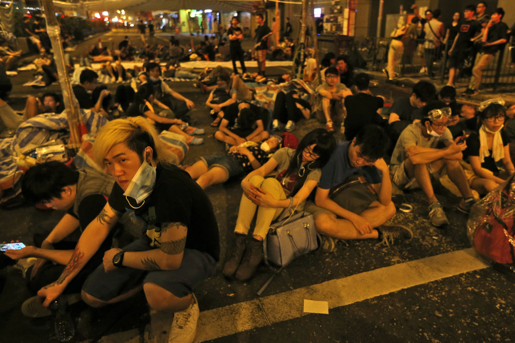Les manifestants pro-démocratie de Hong Kong qui paralysent l'ancienne colonie britannique sont sommés par les autorités de se disperser pour lundi afin de laisser la ville reprendre le chemin du travail.