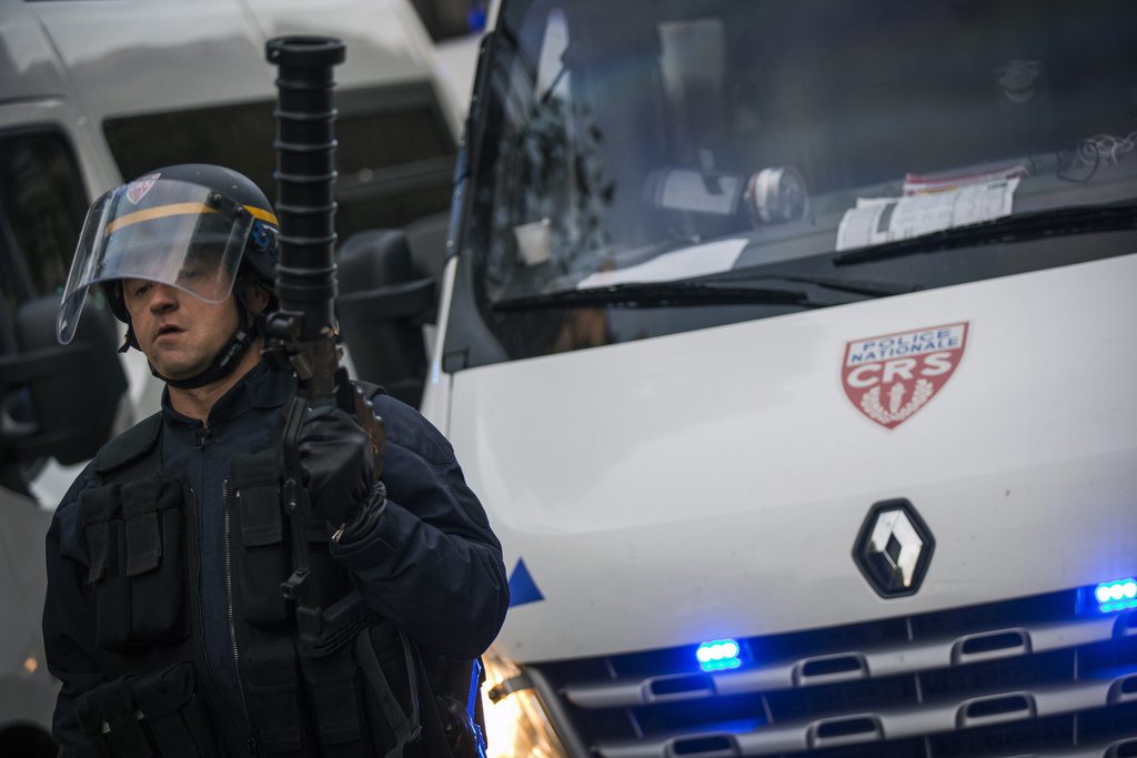 Les forces de l'ordre françaises sont la cible de la colère des manifestants après la mort de Rémi Fraisse survenue le week-end dernier.  