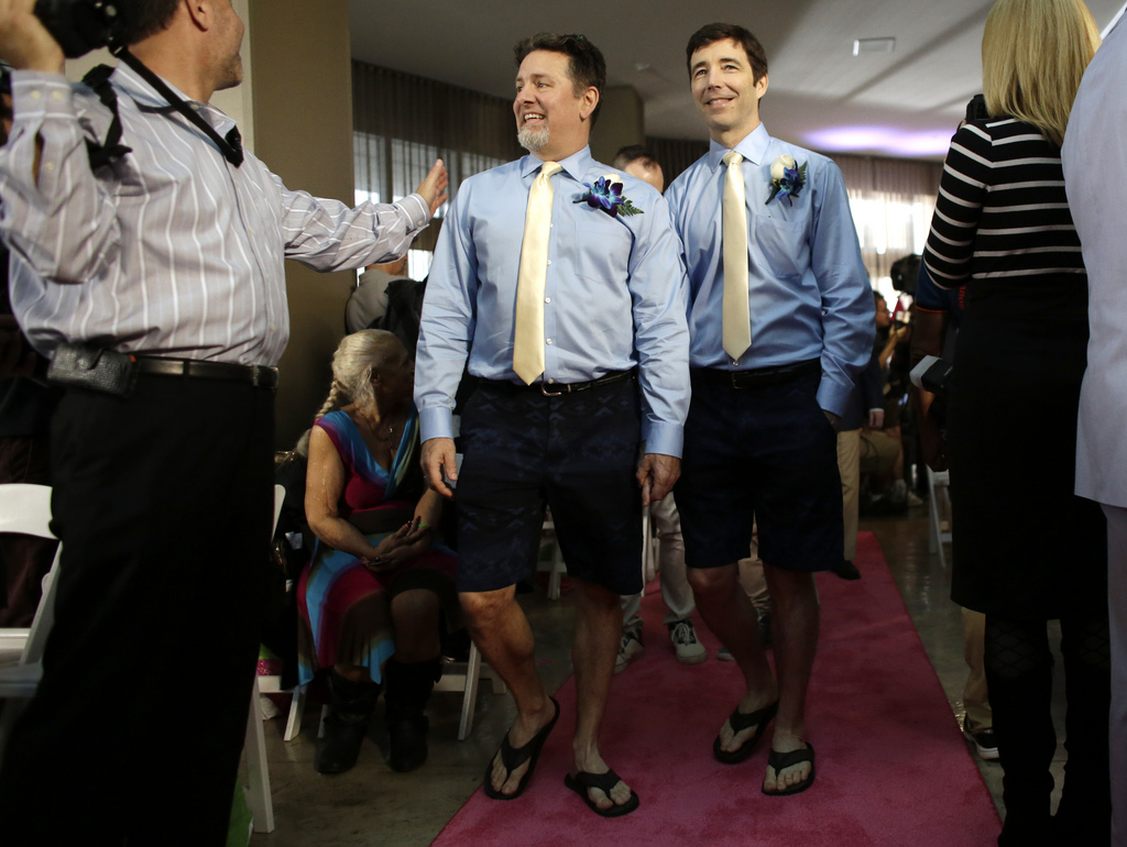 La loi pour les mariages des personnes de même sexe est adopté par le Parlement slovène. (Ici un couple se mariant en Floride)