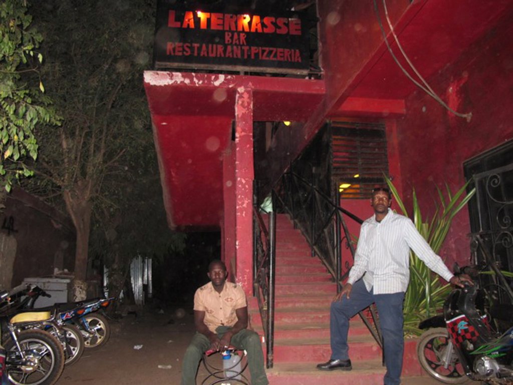 L'attaque visait l'établissement "La Terrasse", au centre de Bamako, très prisé par les expatriés.
