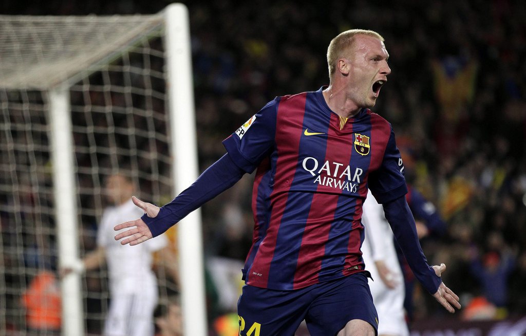epa04675168 FC Barcelona's French defender Jeremy Mathieu celebrates after scoring the opening goal against Real Madrid during the Spanish Liga Primera Division soccer match played at Camp Nou stadium, in Barcelona, Spain, 22 March 2015.  EPA/Alberto Estevez