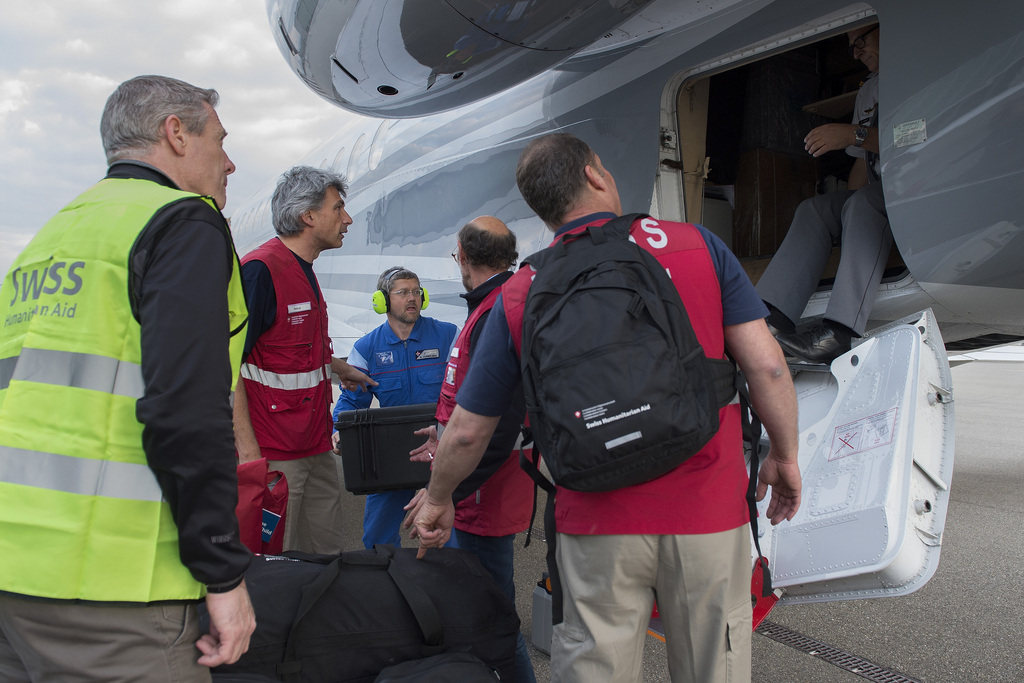 Des secouristes suisses sont partis mardi de l'aéroport de Berne-Belp. 