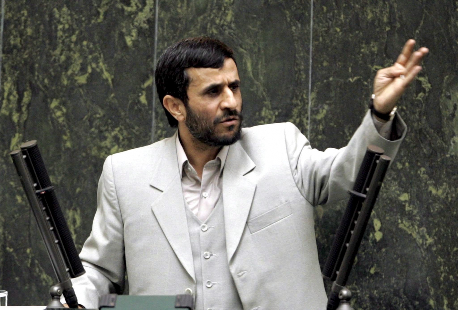 Le président iranien Mahmoud Ahmadinejad accuse les pouvoirs étrangers d'