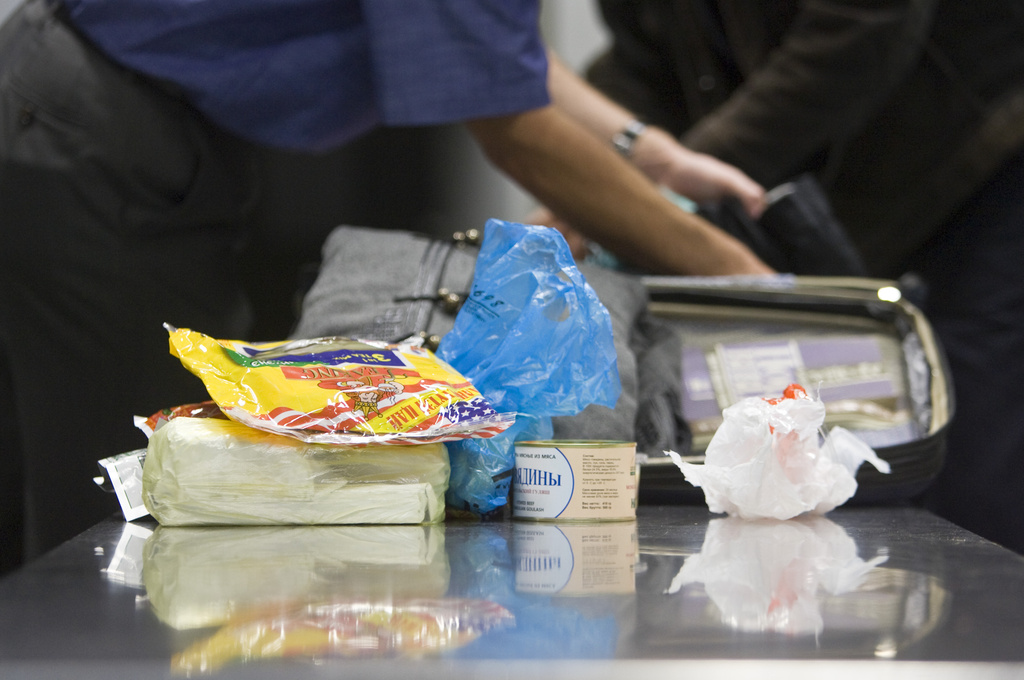 Une femme de 27 ans a été arrêtée vendredi matin à l'aéroport de Zurich-Kloten avec trois kilos de cocaïne, a annoncé samedi la police zurichoise. La drogue était cachée dans la doublure de son sac à main.