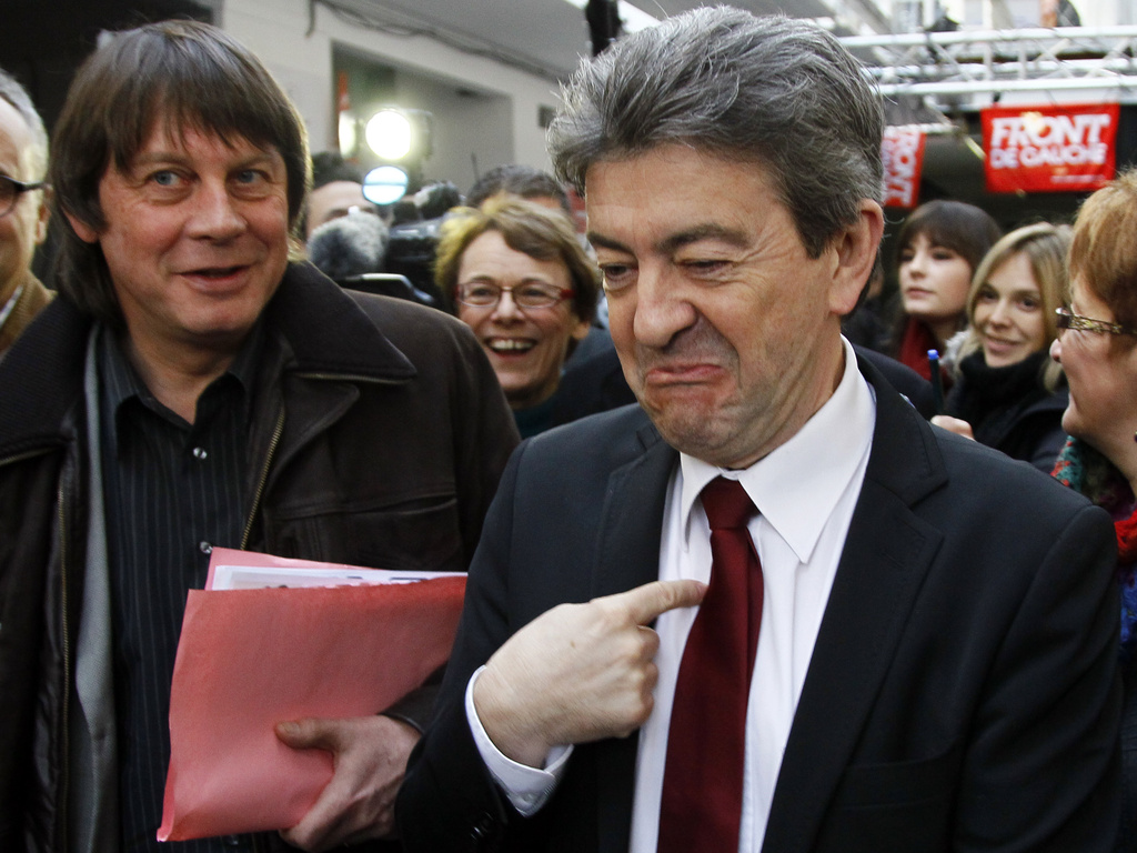 Jean-Luc Mélenchon (Front de gauche, à droite sur la photo) a officialisé samedi sa candidature face à Marine Le Pen (FN) aux législatives françaises. "Je forme le voeu que les citoyens veuillent majoritairement être représentés à l'Assemblée nationale par quelqu'un qui porte comme réponse à la crise le social et pas l'ethnique", a-t-il dit.