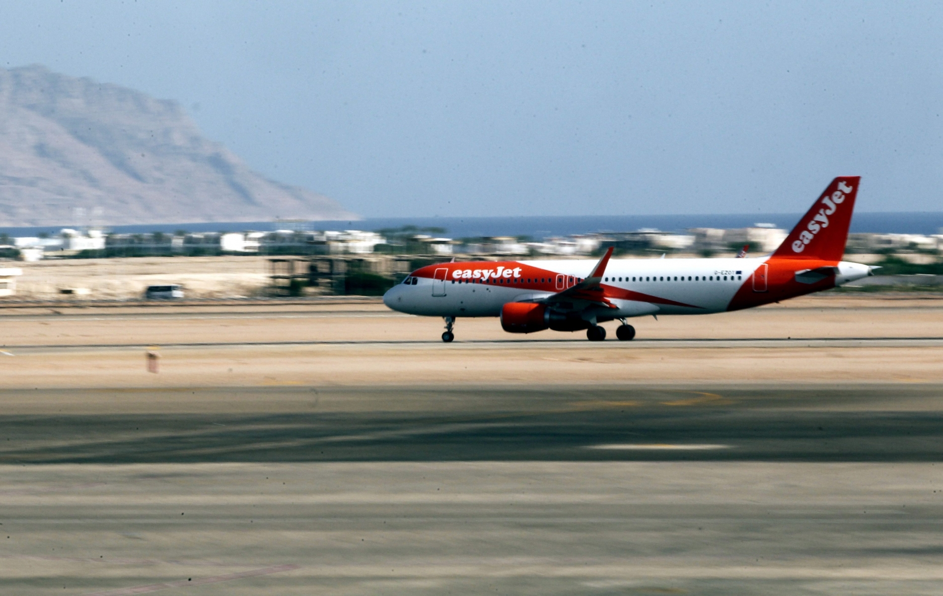 epa05014248 A British EasyJet plane takes off from Sharm el-Sheikh airport, Sharm el-Sheikh, Egypt, 06 November 2015. According to reports airlines will begin flying stranded British tourists home 06 November after the British Government permitted flights from Egypt's Sharm el-Sheikh resort to resume. Earlier, British Prime Minister David Cameron maintained that the crash of a Russian passenger jet, which left all 224 on board dead, was 'more likely than not' caused by a bomb, despite Russian and Egyptian leaders' calls for all sides to await results of an official investigation  EPA/KHALED ELFIQI EGYPT RUSSIAN PLANE CRASH