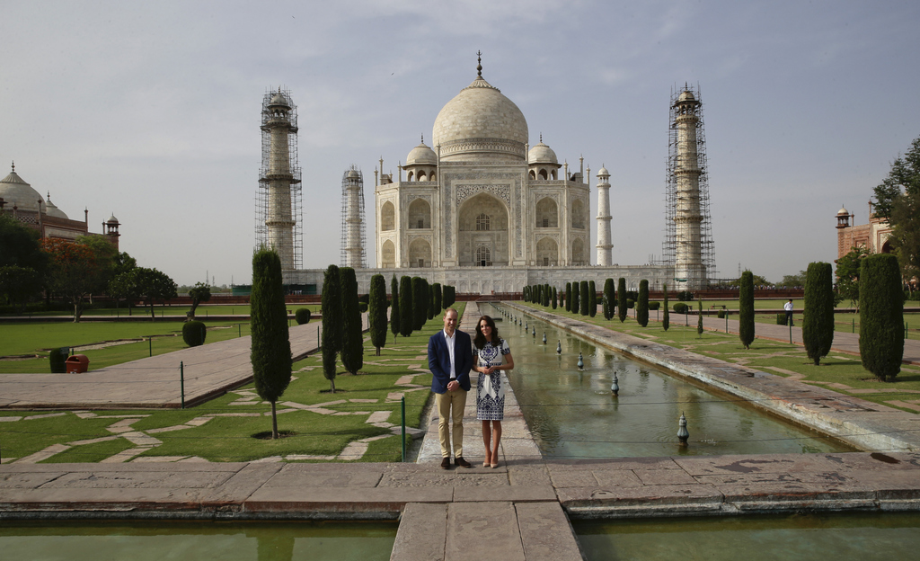 Le Prince William et sa femme Kate, duchesse de Cambridge, posent devant le Taj Mahal à Agra, en Inde.