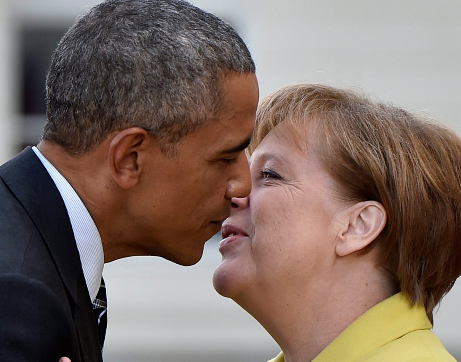 German Chancellor Angela Merkel, right, welcomes U.S. President Barack Obama at Herrenhaus Palace in Hannover, northern Germany, Sunday, April 24, 2016. Obama is on a two-day official visit to Germany. (AP Photo/Martin Meissner) Germany Obama