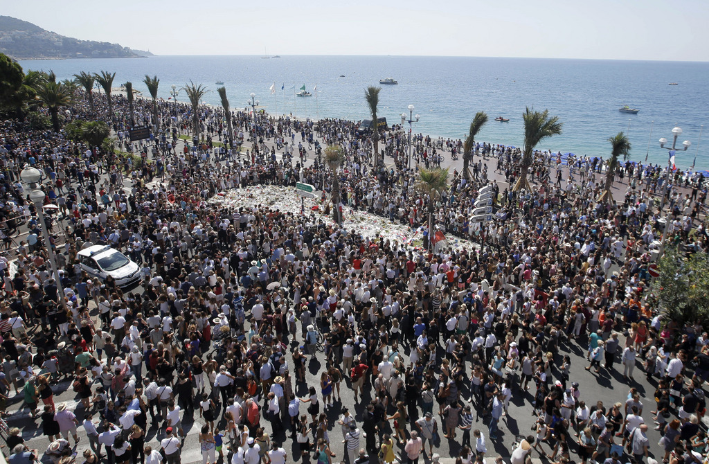 Une foule d'anonymes a rendu hommage aux victimes de l'attentat à Nice.