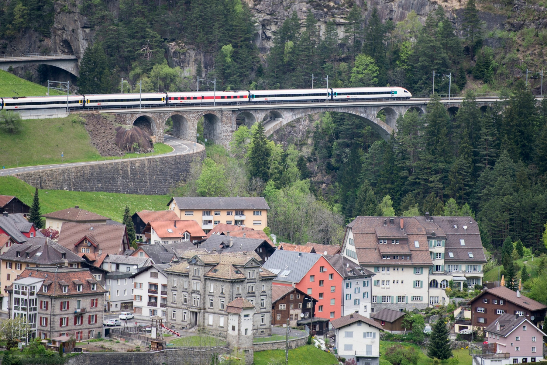 Ein Zug befaehrt die noerdliche Gotthard Bergstrecke zwischen Erstfeld und Goeschenen bei Wassen am Mittwoch, 11. Mai 2016. Wenn im Dezember 2016 die ersten Zuege fahrplanmaessig durch den Gotthard-Basistunnel fahren, bedeutet dies einen Epochenwechsel fuer die alte Bergstrecke. Mindestens bis zum Auslaufen der Fernverkehrskonzession Ende 2017 soll die Strecke allerdings weiterbetrieben werden. (KEYSTONE/Urs Flueeler) SCHWEIZ GOTTHARD BERGSTRECKE EISENBAHN