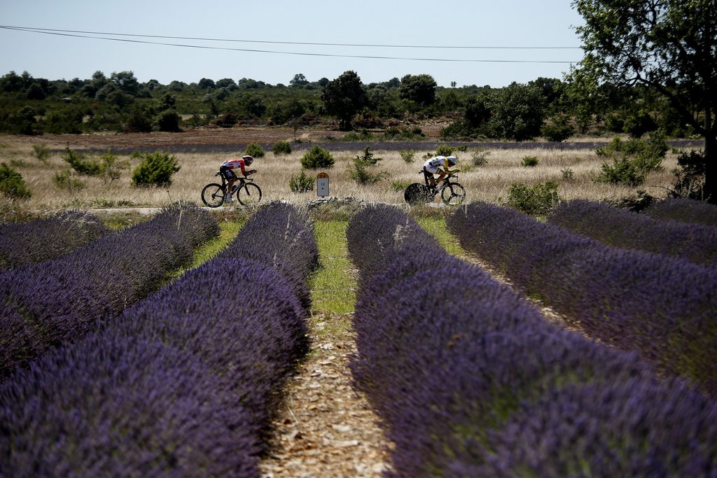 Avant de partir pour un contre-la-montre en Ardèche, les cyclistes ont eu une pensée émue pour les victimes de Nice.