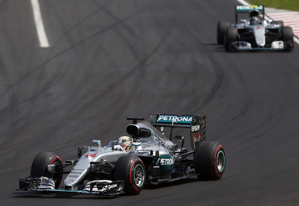 Sur le Hungaroring, le pilote Mercedes s'est imposé devant son coéquipier Nico Rosberg, qu'il devance désormais au championnat du monde.