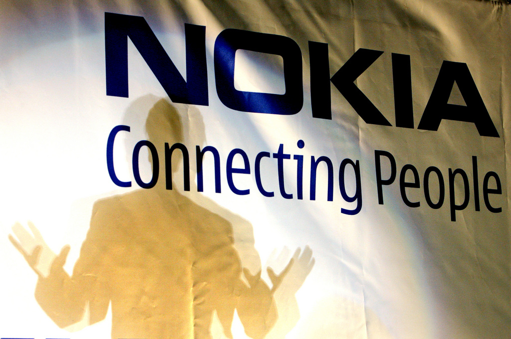Cette annonce a surpris les économistes et l'action Nokia qui avait chuté de 6% à l'ouverture de la Bourse d'Helsinki.