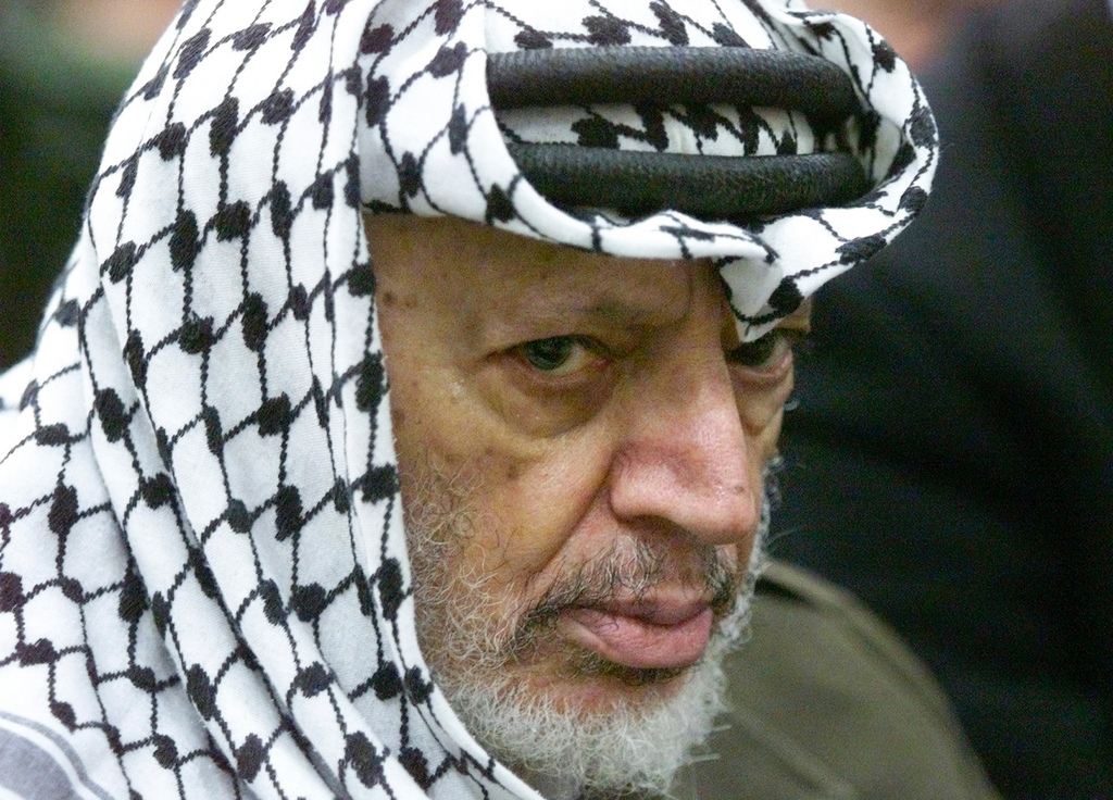 L'Institut de radiophysique du CHUV à Lausanne sera chargé d'effectuer des prélèvements sur les restes de Yasser Arafat (photo archives), dont les causes de la mort restent inconnues. Le président palestinien Mahmoud Abbas l'a décidé. 