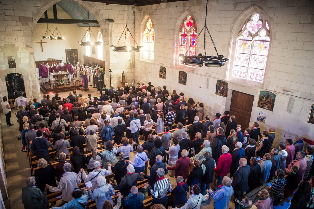 Des centaines de catholiques et de musulmans se sont réunis pour célébrer la réouverture de l'église de Saint-Etienne-du-Rouvray.