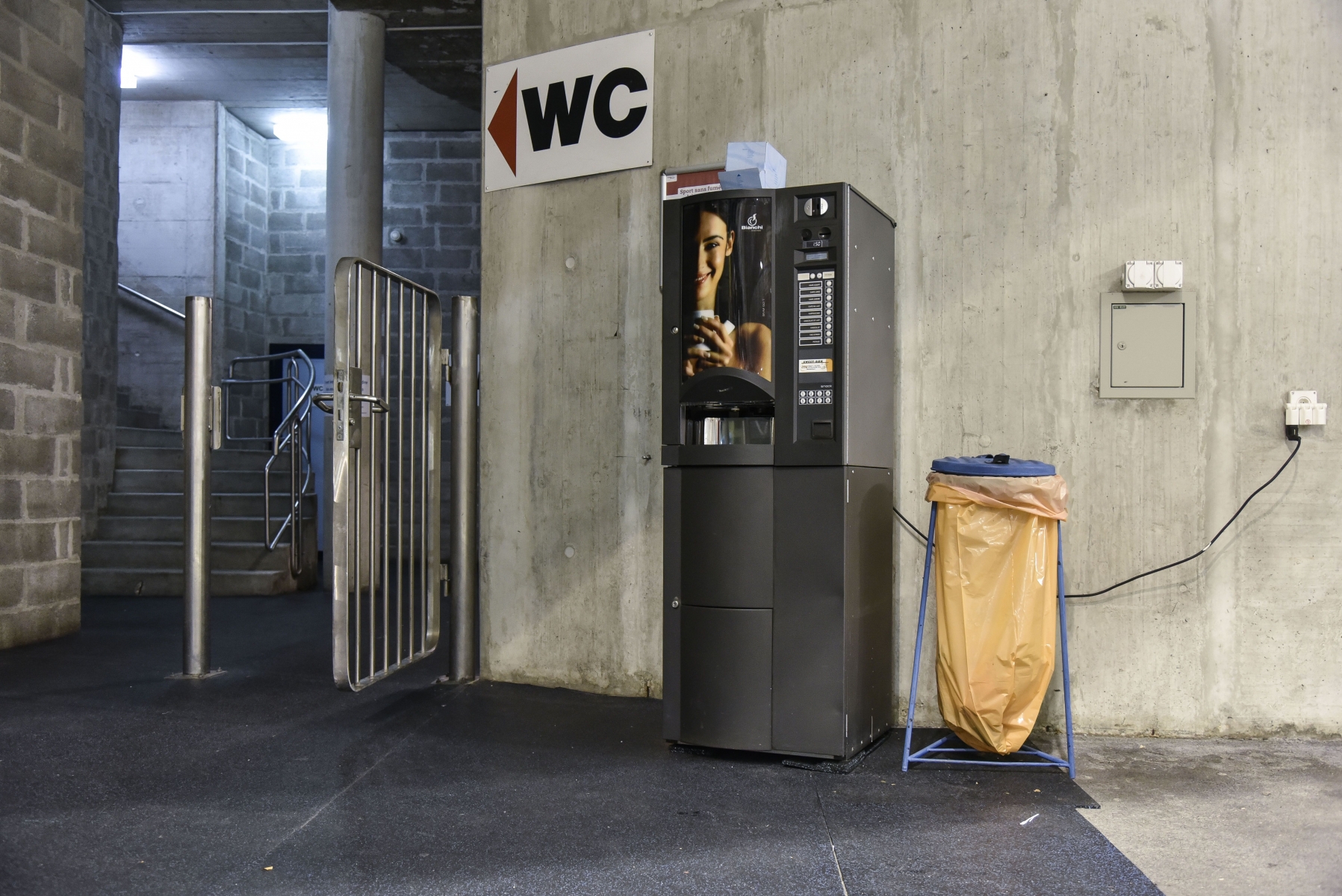 Le distributeur à boissons chaudes installé par la commune hors du bâtiment: une aberration, selon certains usagers de la patinoire.