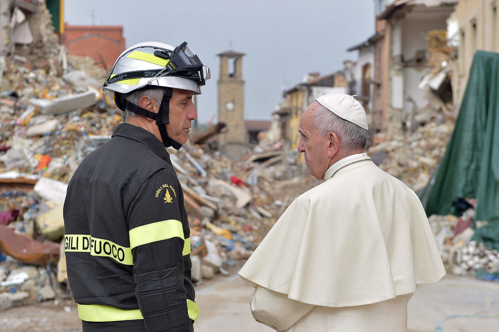 Le pape François s'est rendu sur les lieux de la catastrophe.