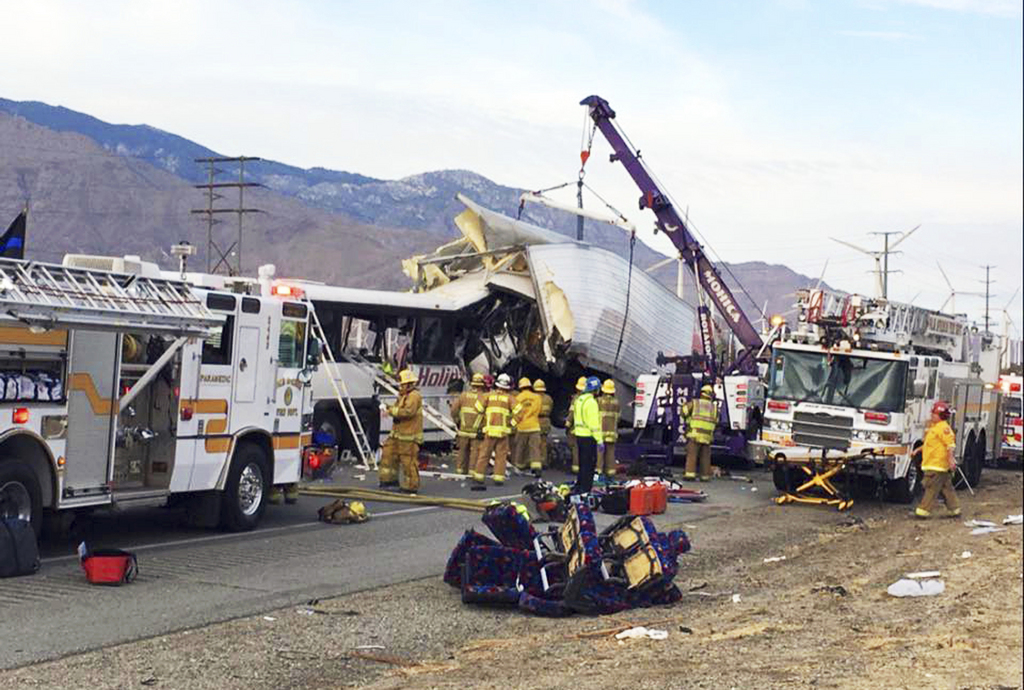 Un accident de bus de tourisme fait treize morts en Californie.