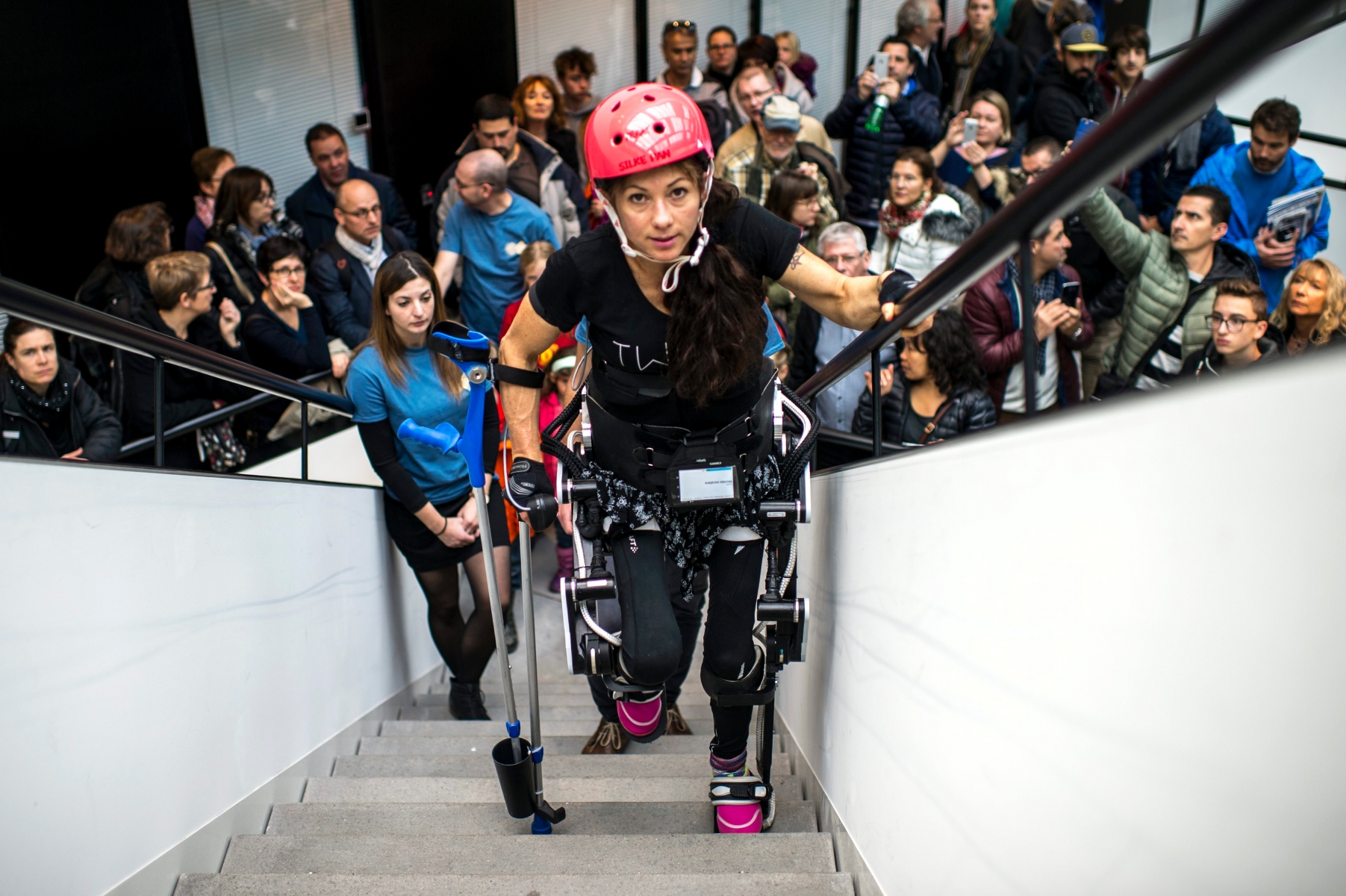 Ici l'athlete de Handbike paraplegique Silke Pan sur l'exosquelette realise par l'EPFL lors des portes ouvertes de l'EPFL ce dimanche 6 novembre 2016, a Lausanne. Les portes ouvertes de l'EPFL deroulent le week-end du 5 au 6 novembre 2016 a Lausanne. Durant cette periode, de nombreuses activitees sont proposee au public. Des ateliers, visites, demonstrations des conferences ainsi que des spectacles. Divers themes sont proposes en lien avec la science et la technologie.(KEYSTONE/Leo Duperrex) SCHWEIZ EPFL LAUSANNE