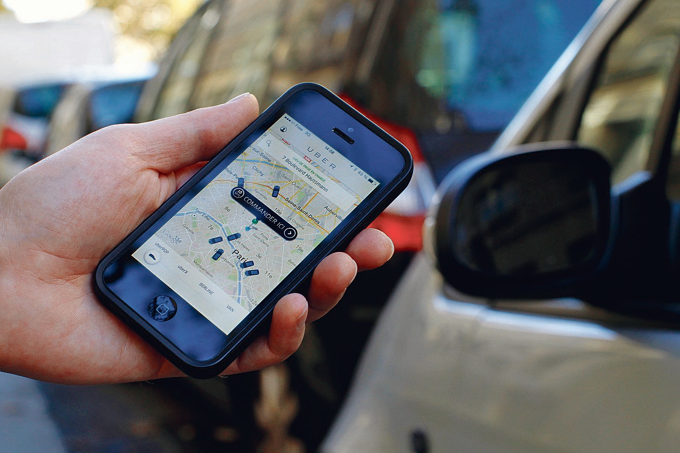 L'application "UberPOP", sur téléphone mobile, mettant en relation un client et un particulier (chauffeur non professionnel), proposant son véhicule pour effectuer des trajets payants, à Paris. 111137