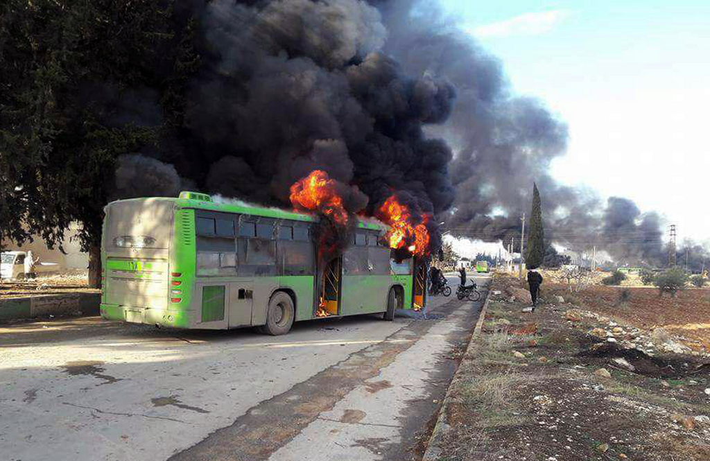 Une vingtaine de bus envoyés pour les évacuations ont été brûlés par des militants.