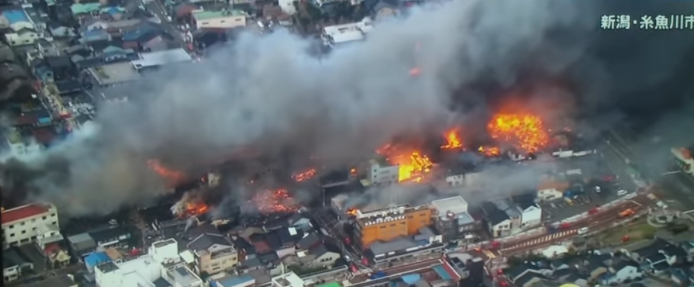 L'incendie a détruit des magasins et d'autres bâtiments.