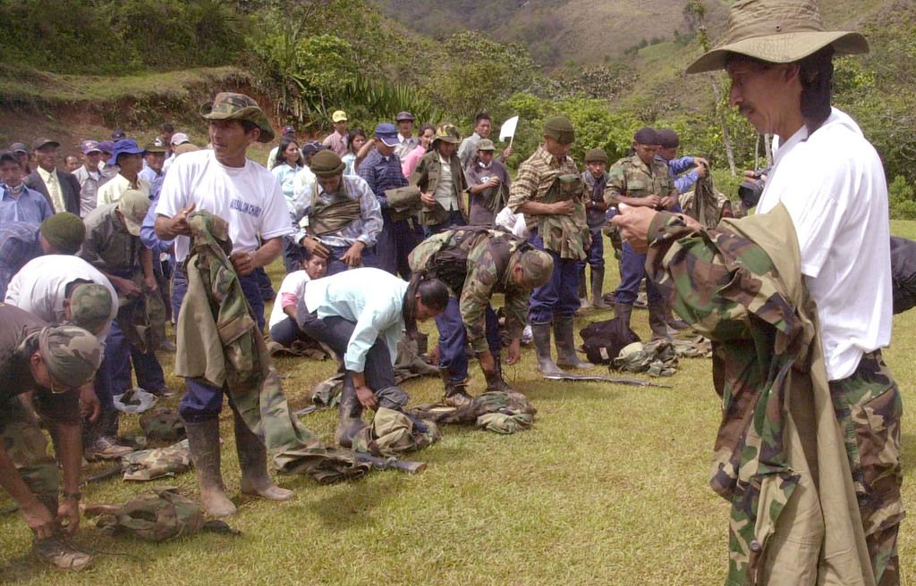 Des paysans retirent leur vêtements militaires avant de retourner à leur ferme. Ils font partie d'une des nombreuses organisations paramilitaires de Colombie. 