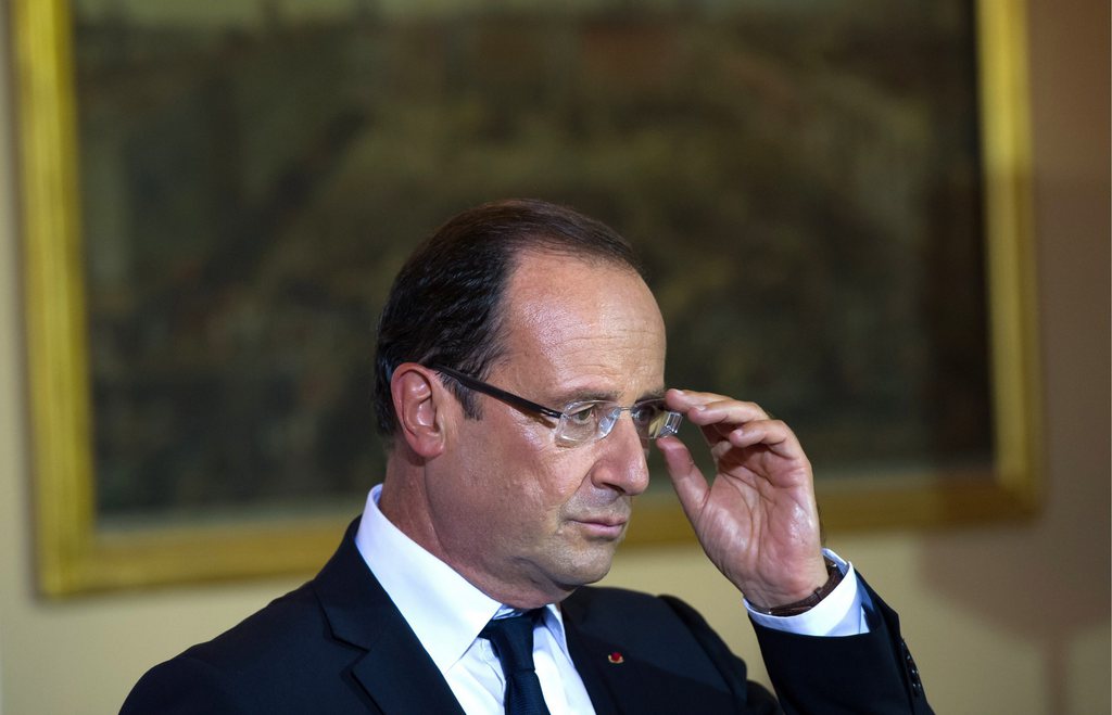 La cote de popularité de François Hollande chute encore, selon un sondage de OpinionWay publié dimanche.