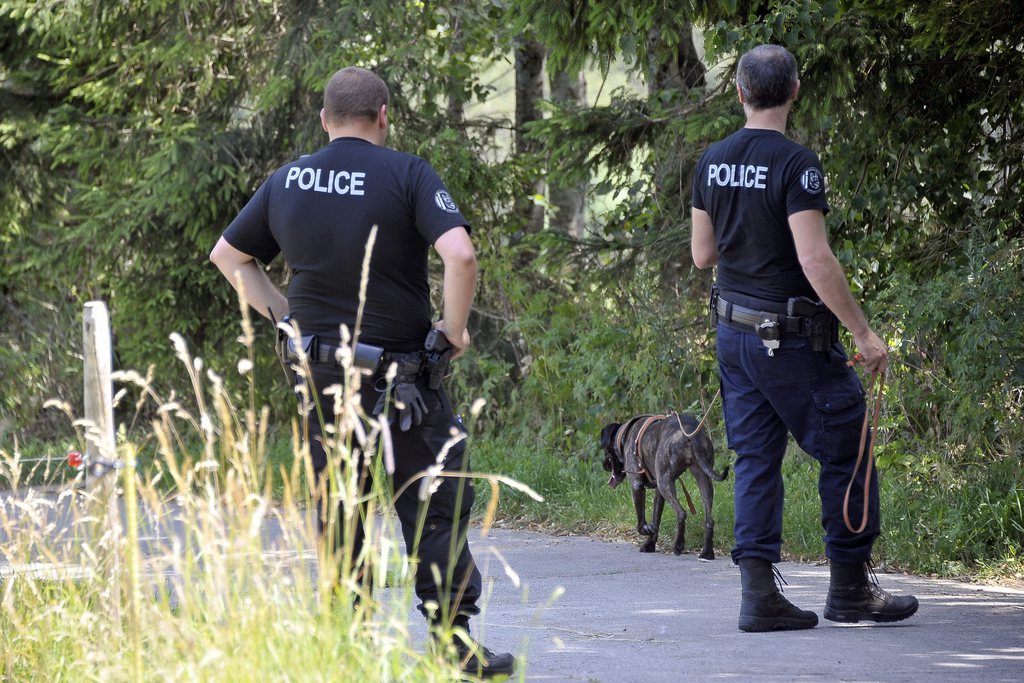 Les deux auteurs du brigandage d'une station-service mercredi soir à Onnens (VD) sont sous les verrous. Ils ont été confondus grâce aux recherches et à l'engagement d'un conducteur de chien de la police neuchâteloise.