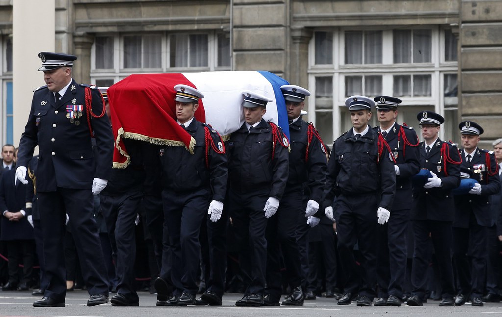 Trois hommes ont été mis en examen et écroués dans l'enquête sur l'attentat des Champs-Elysées.