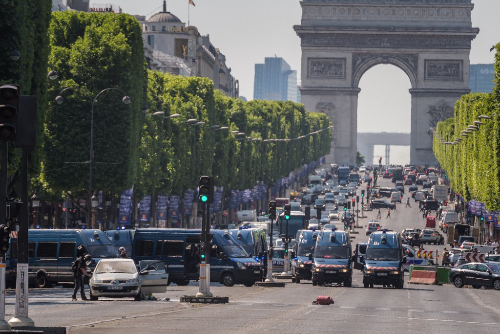 Tout le secteur des Champs-Elysées est bouclé. Une opération de déminage a été nécessaire.