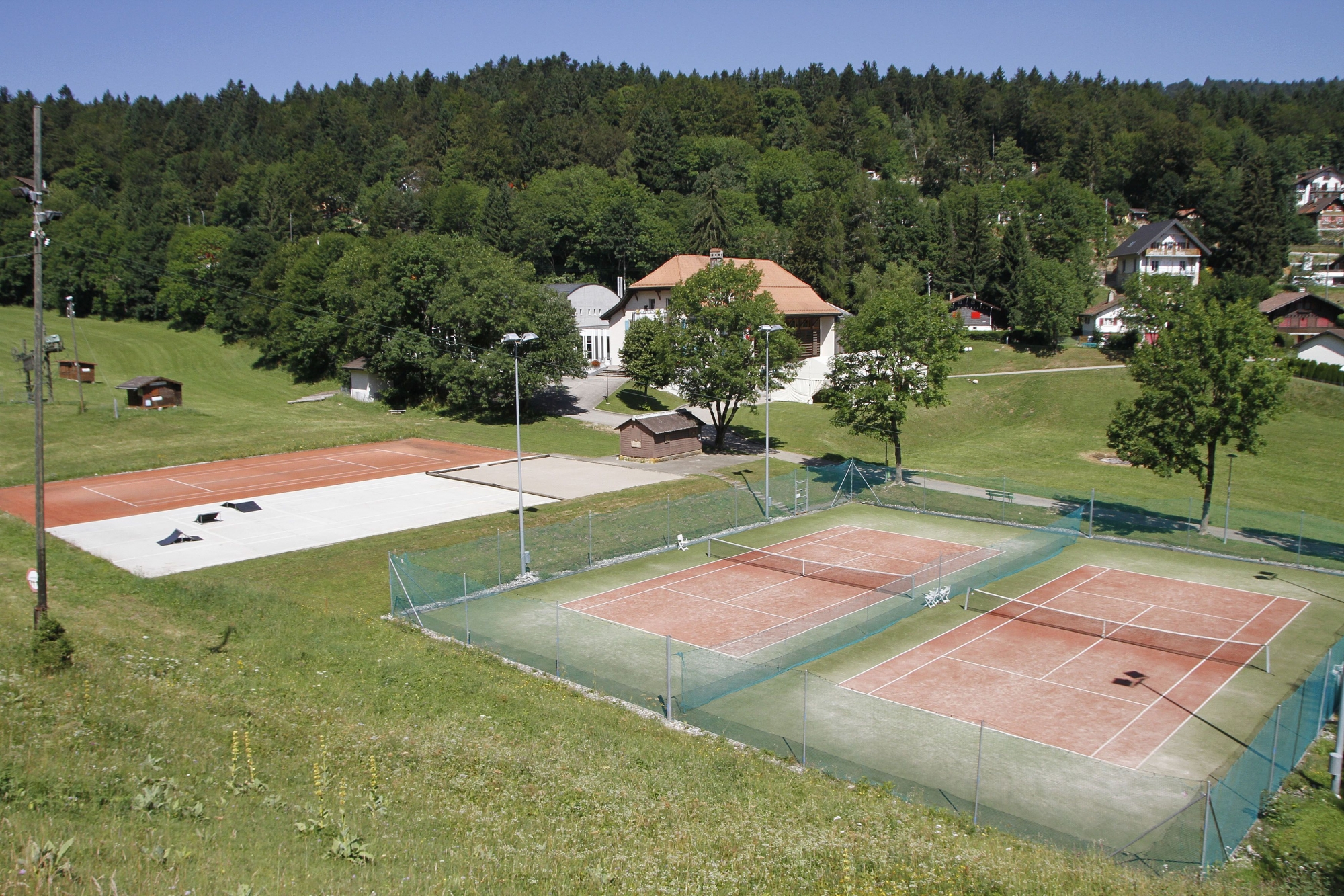 La patinoire provisoire sera installée sur les tennis. Elle sera démontée à la fin de chaque hiver.