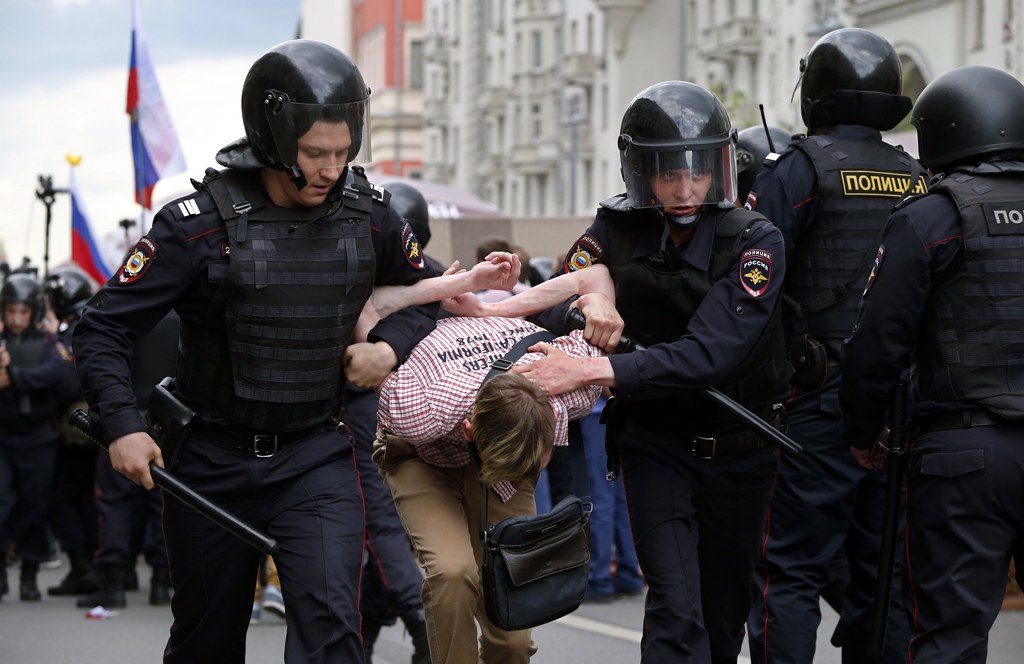 Au moins quatorze personnes à Saint-Pétersbourg ont été condamnées à 10 jours de détention et 10'000 roubles d'amende (170 francs).