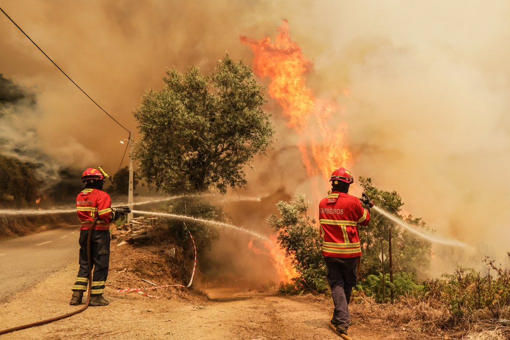 Le feu, qui a touché également les communes voisines de Pampilhosa da Serra et Arganil, est circonscrit à l'intérieur d'un périmètre contrôlé par les pompiers.