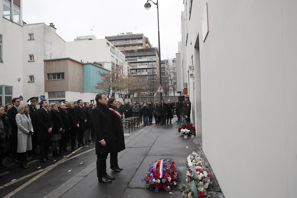 L'hommage a débuté en fin de matinée devant les anciens locaux du journal satirique dans l'est de Paris, où les frères Saïd et Chérif Kouachi avaient abattu onze personnes.